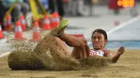 Atlet Lompat Jauh Indonesia, Maria Natalia Londa, berhasil meraih emas cabang lompat jauh putri Asian Games 2014. Tampak, Maria mendarat usai melakukan lompatan di Incheon Asiad Main Staidium, Incheon, Senin (29/9). (ANTARA FOTO/Saptono)