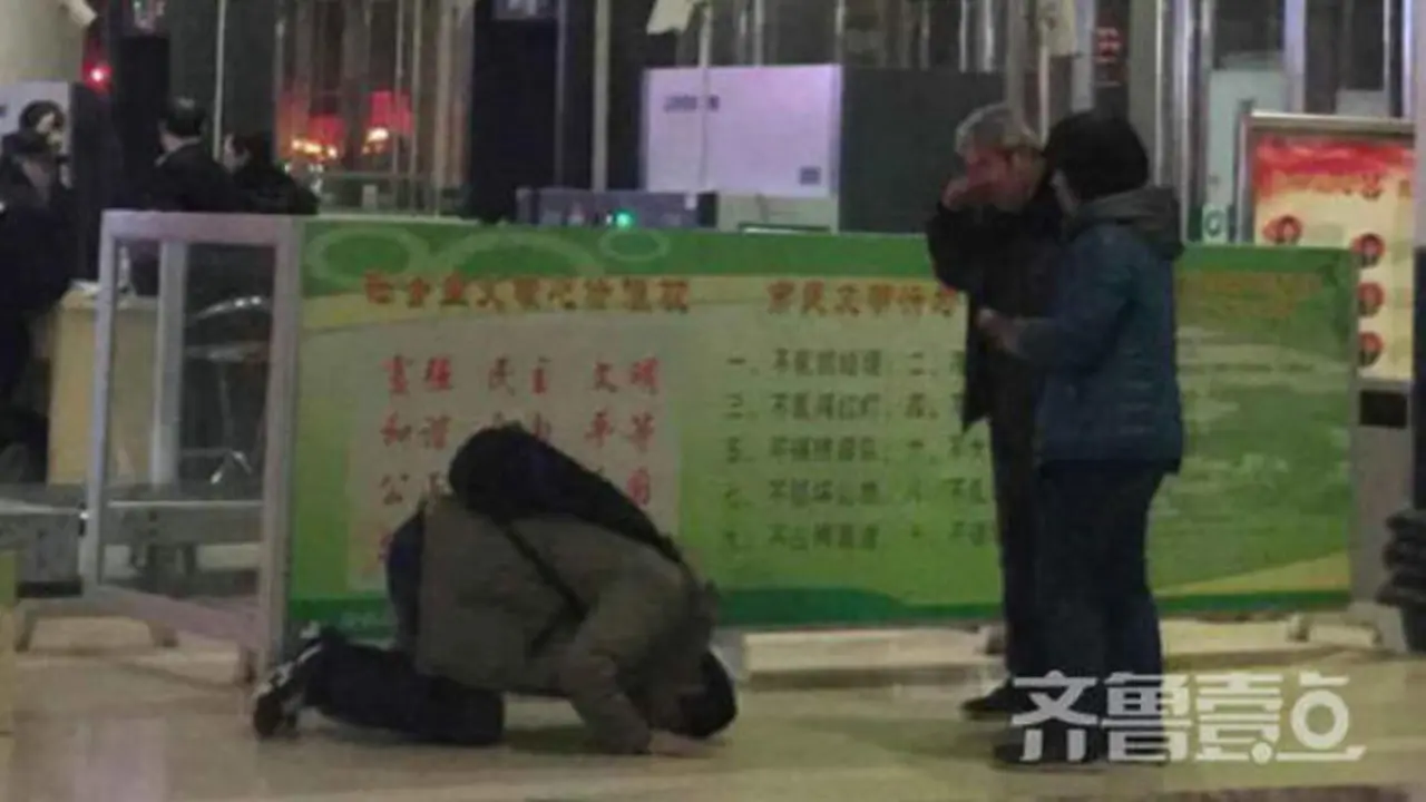 4 Tahun Tak Jenguk Orang Tua, Pria Ini Sujud di Stasiun