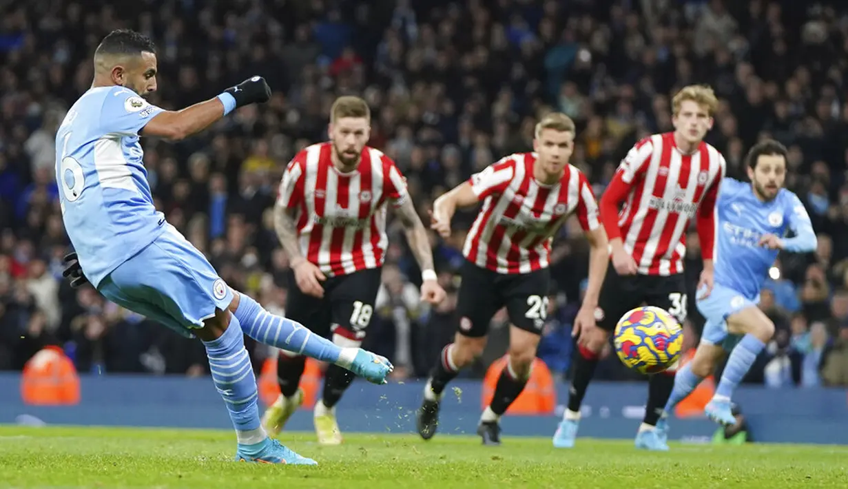 Pemain Manchester City Riyad Mahrez mencetak gol ke gawang Brentford pada pertandingan sepak bola Liga Inggris di City of Manchester Stadium, Manchester, Inggris, 9 Februari 2022. Manchester City menang 2-0. (AP Photo/Jon Super)