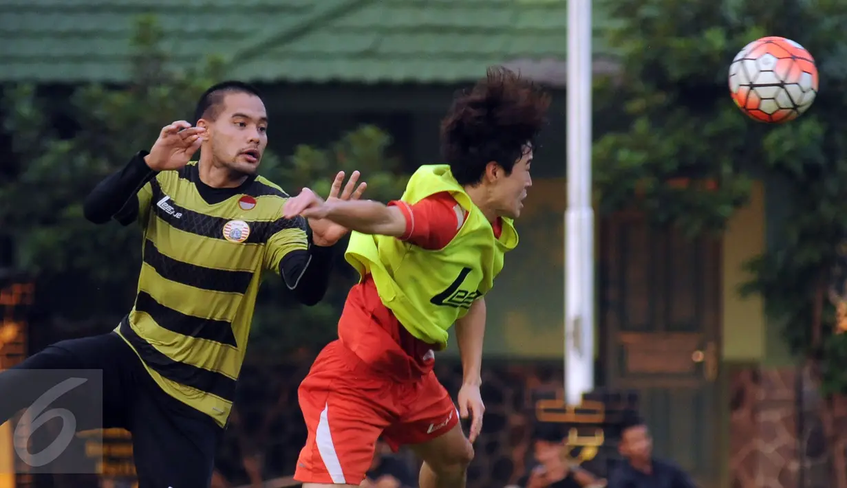Kiper Persija, Andritany (kiri) menahan Hong Soon Hak saat latihan di Lapangan Yon Zikon 14, Jakarta, Senin (11/7/2016). Latihan ini persiapan melakoni laga lanjutan Torabika Soccer Championship presented by IM3 Ooredoo. (Liputan6.com/Helmi Fithriansyah)