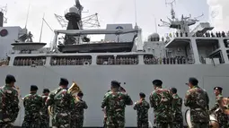 Suasana upacara militer saat menyambut kedatangan kapal perang HMS Albion di Pelabuhan Tanjung Priok, Jakarta, Minggu (22/4). Kapal HMS Albion rencananya akan bersandar selama tiga hari di Jakarta. (Merdeka.com/Iqbal S. Nugroho)