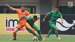 Bek Bhayangkara FC, Firli Apriansyah (tengah) berebut bola dengan pemain Borneo FC, Shane Smeltz pada lanjutan Liga 1 Indonesia di Stadion Patriot Candrabhaga, Bekasi, Rabu (20/9). Laga dimenangkan Bhayangkara FC 2-1. (Liputan6.com/Helmi Fithriansyah)
