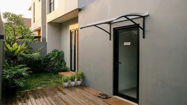 Kanopi Polikarbonat Transparan untuk Pintu Belakang Rumah Minimalis (AI Generated)