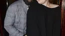 Selain itu, Adele juga tampak mengenakan cincin yang sama saat berfoto dengan kekasihnya, Simon Konecki. Hal ini yang menjadi bahan perbincangan di kalangan publik, yang menyebutkan keduanya telah menikah. (doc.PEOPLE.com)