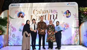 Vice President Corporate Communication PT Pertamina (Persero) Fadjar Djoko Santoso berfoto bersama dengan narasumber usai Talkshow "Cahaya Kartini" Energi Untuk Inspirasi yang merupakan kegiatan peringatan hari kartini dan diselenggarakan di Lobby Fastron, Gedung Grha Pertamina, Jakarta, Rabu (23/4/2025).