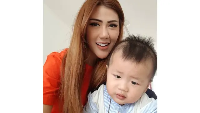 Menangis Terus Karena Rindu, Ini 6 Momen Mesra Rey Utami Bareng Anak