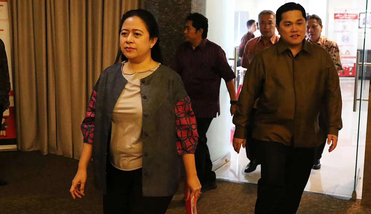 Menko PMK, Puan Maharani (kiri) menuju ruang rapat persiapan Sea Games 2017 Kuala Lumpur di Kemenko PMK, Jakarta Pusat, Jumat (14/7). Sebagaimana diketahui, Sea Games 2017 akan berlangsung pada Agustus mendatang di Kuala Lumpur (Liputan6.com/Angga Yuniar)