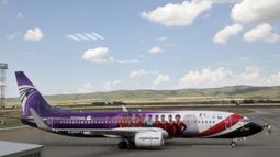 Pesawat yang mengangkut pasukan Mesir mendarat di Bandara Grozny, Chechnya, Minggu (10/6/2018). Pada Piala Dunia 2018, Mesir tergabung di Grup A bersama Rusia, Uruguay dan Arab Saudi. (AP/Musa Sadulayev)