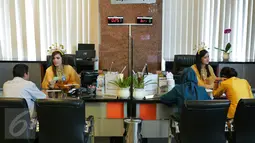 Costumer service mengenakan pakaian daerah saat melayani nasabah di Kantor Cabang Khusus (KCK) BRI, Jakarta, Jumat (21/4). Memperingati Hari Kartini, seluruh pegawai BRI mengenakan pakaian daerah dalam melayani nasabahnya. (Liputan6.com/Faizal Fanani)