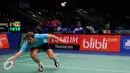 Pemain Perancis, Brice Leverdez terjatuh saat menahan serangan pebulutangkis tunggal putera Indonesia, Ihsan Maulana di penyisihan BCA Indonesia Open 2016, Jakarta, Rabu (1/6/2016). Brice kalah 11-21, 14-21. (Liputan6.com/Helmi Fithriansyah)