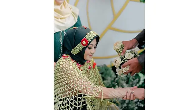 5 Momen Siraman 7 Bulan Kehamilan Istri Hansamu Yama, Penuh Khidmat