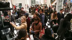 Calon pembeli mencari barang murah selama Boxing day di butik Prada, Department stores Selfridges, London, Inggris, Selasa (26/12). Boxing Day merupakan tradisi hari belanja terbesar tahunan yang dirayakan sehari setelah Natal. (Daniel LEAL-OLIVAS/AFP)