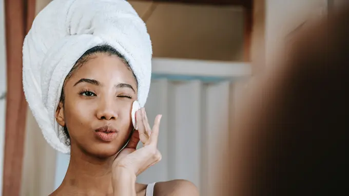 Selain Pembersih Makeup, Ini 3 Manfaat Micellar Water untuk Kulit Wajah