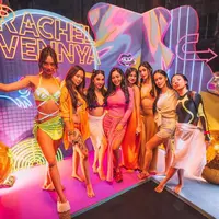 Bisa jadi inspirasi untuk tampilan ke pantai, bagaimana menurutmu penampilan Rachel Vennya satu ini Sahabat Fimela? [@rachelvennya/eri.carl]