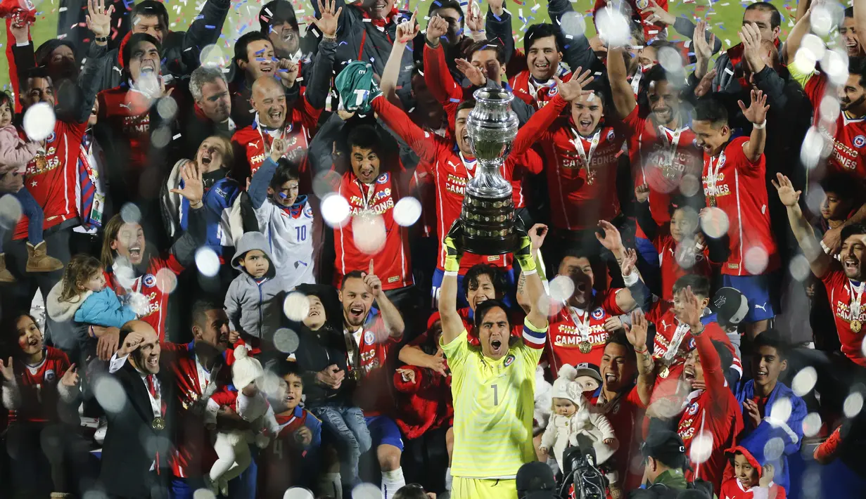 Cile menjadi juara Copa America 2015 setelah menang adu penalti melawan Argentina dengan skor 4-1. (EPA/JUAN CARLOS CARDENAS)