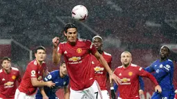 Striker baru Manchester United, Edinson Cavani, menyundul bola saat melawan Chelsea pada laga Liga Inggris di Stadion Old Trafford, Minggu (25/10/2020). Kedua tim bermain imbang 0-0. (Michael Regan/Pool via AP)