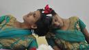 Veena (kanan) dan Vani saat berada di Rumah Anak di Hyderabad, India (2/1). Mereka telah dipindahkan dari fasilitas perawatan ke lingkungan masyarakat supaya dapat meningkatkan pembangunan pendidikan dan sosial mereka. (AFP/Noah Seelam)