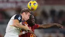 Bek Lecce, Federico Baschirotto (kiri) berduel udara dengan striker AS Roma, Romelu Lukaku pada laga pekan ke-11 Liga Italia 2023/2024 di Olimpico Stadium, Roma, Senin (6/11/2023) dini hari WIB. (AFP/Alberto Pizzoli)