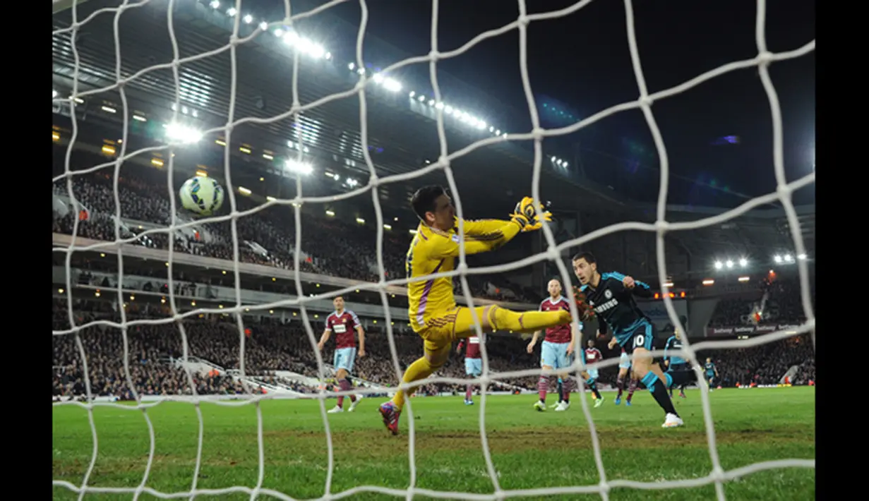 Kiper West ham, Adrian gagal menghalau bola sundulan pemain Chelsea Eden Hazard saat Laga Liga Premier Inggris di Stadion Boleyn Ground, Inggris, Rabu (4/3/2015). Chelsea menang 1-0 atas West ham. (Reuters/Tony O'Brien) 