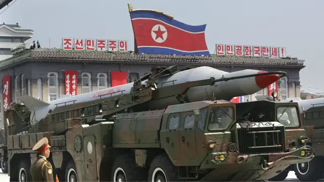 Sebuah rudal diangkut oleh sebuah kendaraan militer di Kim Il-sung Pyongyang pada 27 Juli 2013