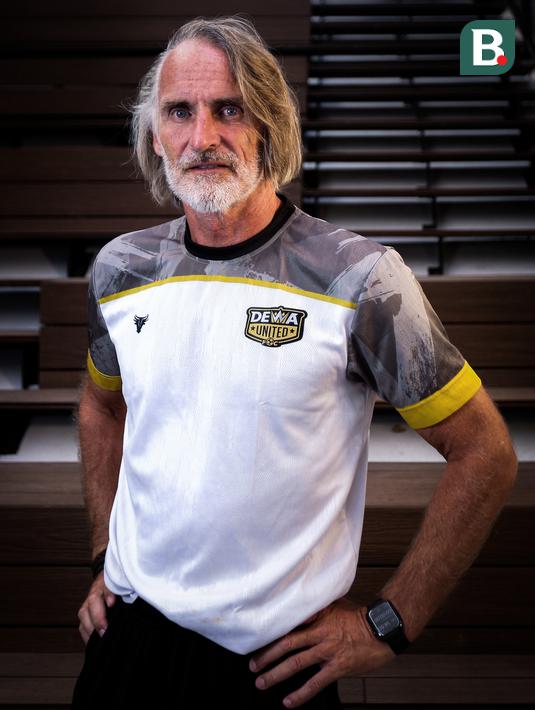 <p>Pelatih Dewa United, Jan Olde Riekerink berpose di depan fotografer setelah melakukan sesi wawancara di basecamp Dewa United, Pagedangan, Tangerang, Selasa (18/07/2023). (Bola.com/Bagaskara Lazuardi)</p>