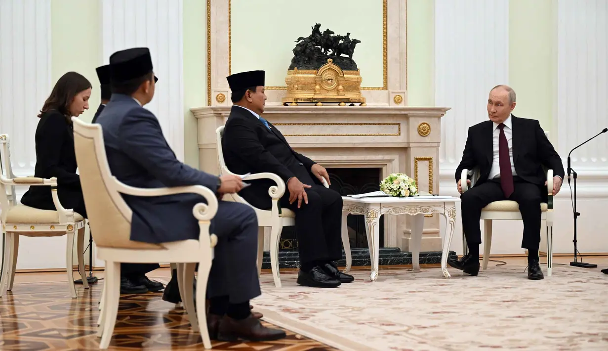 Presiden Prabowo Subianto diketahui tiba di Bandara Vnukovo-2, Moskow, pada pukul 07.45 waktu setempat dan disambut oleh pejabat tinggi Rusia sebelum melanjutkan pertemuan empat mata dengan Presiden Vladimir Putin. Tampak dalam foto, Presiden Republik Indonesia, Prabowo Subianto (kedua kanan) saat melakukan pertemuan dengan Presiden Rusia Vladimir Putin di Istana Kremlin, Moskow pada Senin 13 April 2026. (Igor IVANKO/POOL/AFP)