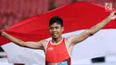 Atlet para-atletik Indonesia, Sapto Yogo Purnomo merayakan kemenangan lari nomor 100 meter T37 pria yang  digelar di Stadion GBK, Jakarta, Selasa (9/10). Ini menjadi medali emas kedua Sapto di Asian Para Games 2018. (Liputan6.com/Helmi Fithriansyah)