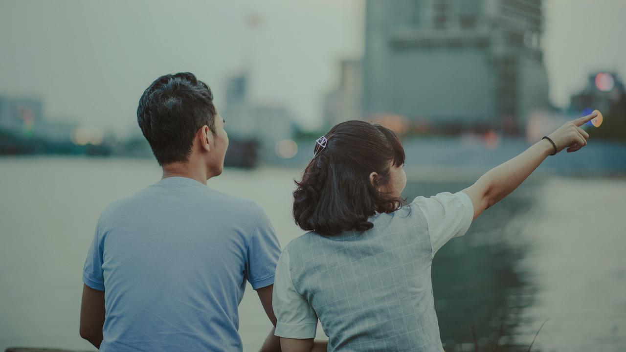 Ilustrasi pasangan romantis (Photo by Min An: https://www.pexels.com/photo/woman-wearing-white-shirt-and-man-wearing-blue-shirt-1004013/)