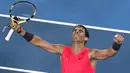 Petenis Spanyol, Rafael Nadal merayakan kemenangan usai mengalahkan Nick Kyrgios dari Australia selama pertandingan putaran keempat kejuaraan tenis Australia Terbuka di Melbourne, Australia (27/1/2020). Nadal berhasil menembus babak perempat final Australian Open 2020. (AP Photo/Andy Wong)