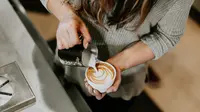 Profesi barista di kedai kopi. (dok. Brooke Cagle/Unsplash.com)