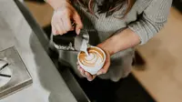 Profesi barista di kedai kopi. (dok. Brooke Cagle/Unsplash.com)