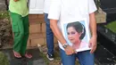 <p>Aditya Tumbuan memimpin barisan paling depan yang mengantarkan sang ibu yang juga aktris senior Rima Melati menuju pemakaman di TPU Tanah Kusir, Jakarta Selatan, Sabtu (25/6/2022). Rima Melati dimakamkan satu liang lahat dengan ibunya di TPU Tanah Kusir. (Liputan6.com/Angga Yuniar)</p>