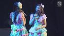 Penampilan member JKT 48 saat menghibur penonton dalam acara 'JKT48 Request Hour Setlist Best 30 2017' di Balai Sarbini, Jakarta, Sabtu (4/11). Para fans memilih 30 lagu dari antara seluruh lagu yang ada dengan cara voting. (Liputan6.com/Herman Zakharia)