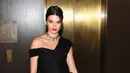 Warna hitam nampaknya jadi warna andalan Kendall. Kali ini ia memakai dress hitam dengan bahan tile sebagai hiasannya. Wajahnya begitu merona dengan sapuan make up dan lipstick merah di bibirnya. (AFP/Nicholas Hunt)