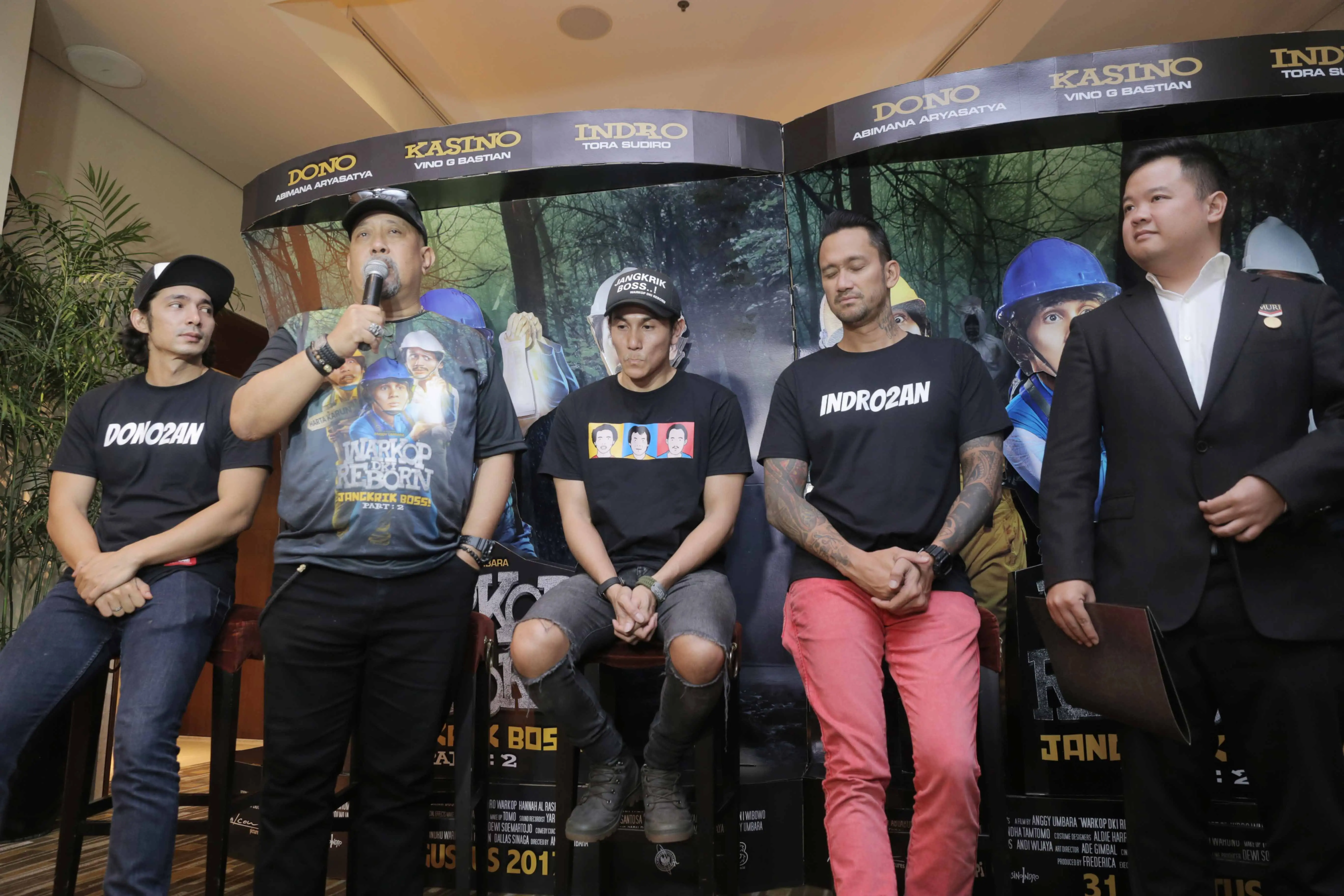 "Lukisan poster pertama kali di pesawat ini juga kami sudah ngecek database kami, juga website line bahwa belum pernah ada film di Indonesia yang menggunakan pesawat terbang sebagai sarana promosinya," lanjut Osmar. (Nurwahyunan/Bintang.com)