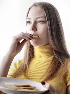 Secara sadar kita memilih untuk menikmati camilan favorit untuk memenuhi kesenangan pribadi ketika doom snacking.(Foto/dok: Pexels/Andrea Piacquadio)