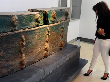 Pengunjung melihat artefak kuno selama upacara pembukaan kembali untuk Museum Nasional Suriah di Damaskus, 28 Oktober 2018. Pembukaan dilakukan setelah enam tahun museum ditutup untuk melindungi dari roket pemberontak dalam perang sipil. (SANA via AP)
