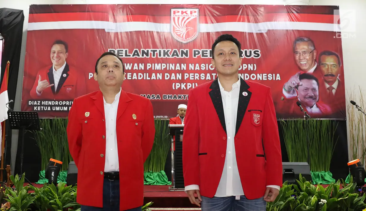 Ketua Umum PKPI Diaz Hendropriyono (kanan) saat pelantikan pengurus DPN PKPI periode 2018-2024 di Jakarta, Rabu (30/5). Pelantikan tersebut dihadiri seluruh pengurus PKPI baru. (Liputan6.com/Immanuel Antonius)