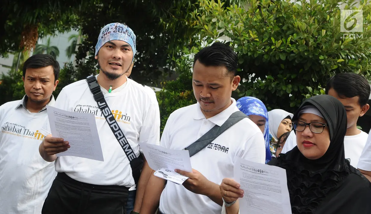 Anggota komunitas Sahabat Thamrin, Agus Kurnia membacakan pernyataan sikap di kawasan Thamrin, Jakarta, Minggu (13/1). Sahabat Thamrin mengenang tragedi 3 tahun bom Thamrin 14 Januari 2016. (Liputan6.com/Herman Zakharia)