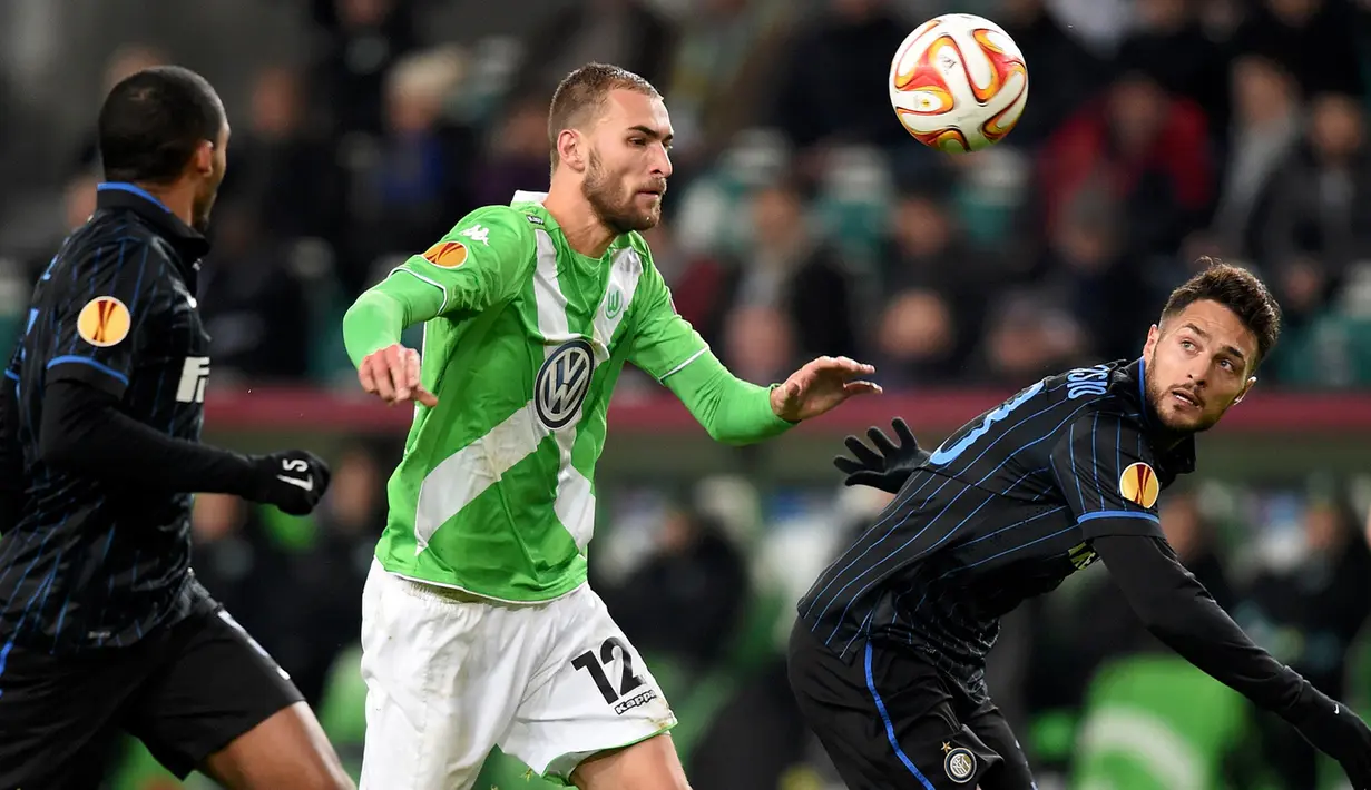 Penyerang Wolfsburg, Bas Dost berusaha melewati dua pemain Inter Milan di leg pertama 16 besar Liga Europa di Stadion Volkswagen Arena, Jumat (13/3/2015). Wolfsburg menang 3-1 atas Inter Milan. (Reuters/Fabian Bimmer)