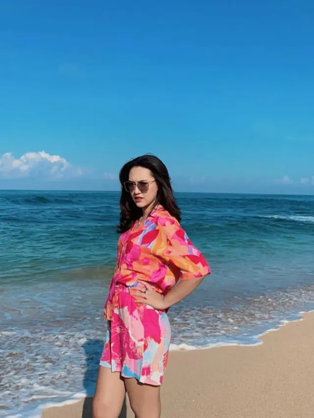 5 Gaya Santai Happy Asmara saat Lepas Penat di Pantai, Tetap Kece