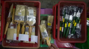 Pihak berwenang Malaysia menyita kuas yang diduga terbuat dari bulu babi dan dijual tanpa label di toko hardware luar Kuala Lumpur, Rabu (8/2). Penyitaan lebih dari 2.000 kuas cat itu menyusul keluhan dari sejumlah konsumen Muslim. (AP Photo/Daniel Chan)