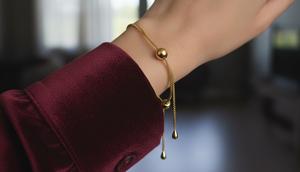 Gelang Emas Model Serut merupakan salah satu model gelang emas yang cocok untuk gamis (Gemini AI)