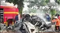 Minibus tertabrak kereta api di perlintasan Jalan Ahmad Yani, Surabaya (Liputan 6 SCTV)