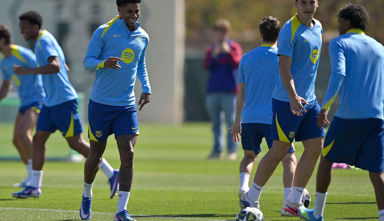 Sebagai catatan, duel ini hadir hanya beberapa hari setelah pertemuan kedua tim di La Liga. Tampak dalam foto, bek Barcelona asal Spanyol, Alex Balde (kiri) bersama rekan setimnya sesi latihan menjelang pertandingan leg pertama perempat final Liga Champions 2025/2026 melawan Atletico Madrid di lapangan latihan Joan Gamper, Sant Joan Despi, dekat Barcelona, pada Selasa 7 April 2026. (MANAURE QUINTERO/AFP)