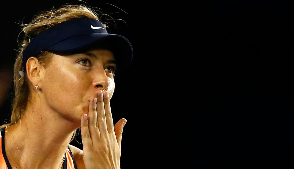 Petenis putri asal Rusia Maria Sharapova melakukan selebrasi usai memenangkan putaran ketiga melawan Lauren Davis di turnamen Australia Open 2016 di Melbourne Park, Australia, (22/1). Sharapova menang 6-1, 6-7(5), dan 6-0. (REUTERS/Thomas Peter)