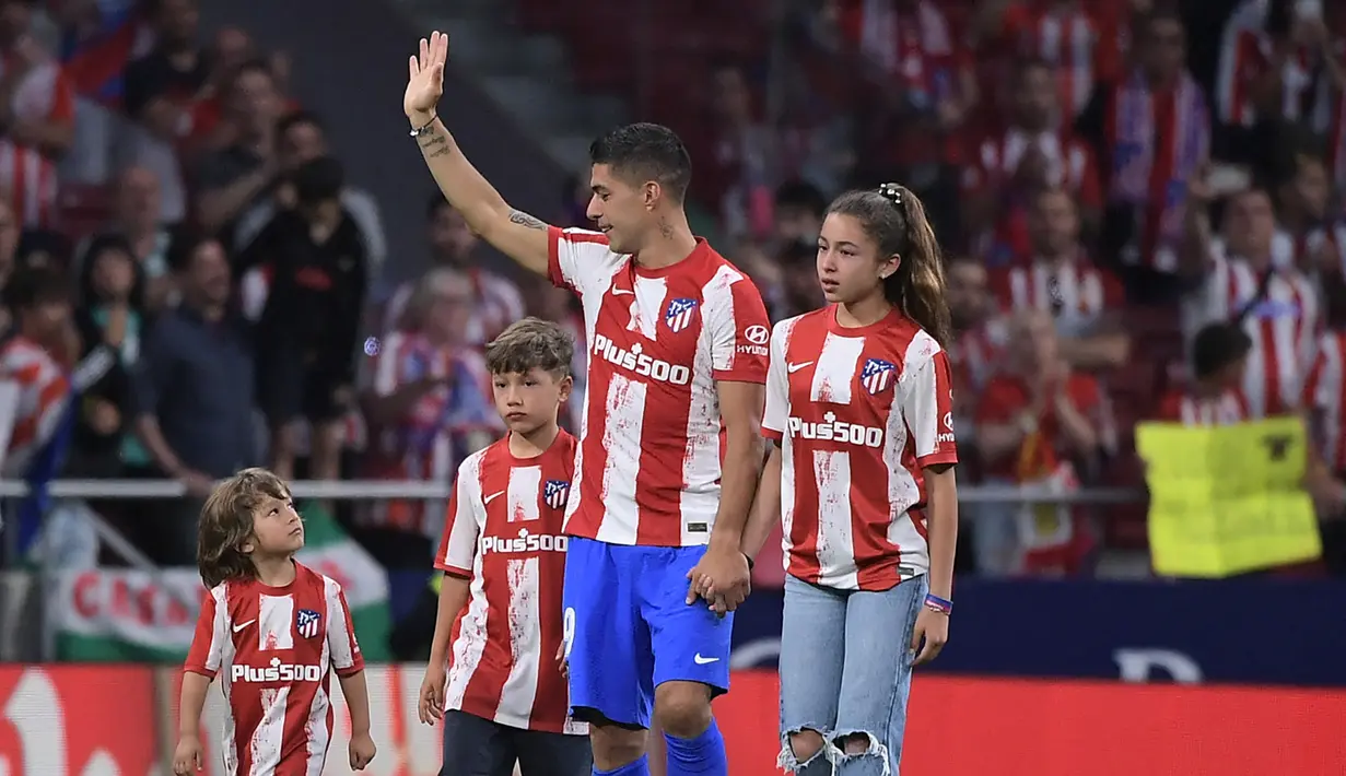 Luis Suarez. Striker Uruguay berusia 35 tahun ini berstatus tanpa klub usai kontraknya habis bersama Atletico Madrid yang telah diperkuatnya sejak awal musim 2020/2021. Ia total tampil dalam 83 laga di semua ajang bareng Atletico Madrid dengan torehan 34 gol dan 6 assist. Saat ini ia masih berharap untuk bermain di Eropa, dan bisa terwujud andaikan ia mau menerima ajakan eks rekannya di Liverpool, Steven Gerrard yang kini membesut Aston Villa. (AFP/Jose Jordan)