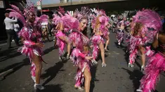 Sejumlah wanita mengenakan kostum tampil dalam Karnaval Notting Hill di London (28/8). Karnaval ini di gelar untuk merayakan budaya Karibia dan India Barat serta kesetaraan rasial di London. (AP Photo / Tim Irlandia)