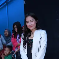 Dalam film yang juga dibintangi oleh aktor senior Tio Pakusadewo ini, Prilly Latuconsina berperan sebagai gadis Jawa. Sebagai gadis desa, maka dari itu Prilly dituntut untuk tampil tanpa menggunakan make up. (Galih W. Satria/Bintang.com)