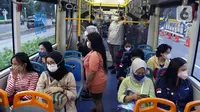 Suasana dalam bus Transjakarta yang melintas di kawasan Sudirman, Jakarta, Kamis (21/10/2021). PT Transportasi Jakarta (Transjakarta) mulai memberlakukan kapasitas angkut pelanggan sebesar 100 persen mulai hari ini. (Liputan6.com/Herman Zakharia)